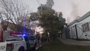 Feroz incendio de una casa generó una columna de humo en Temperley: una mujer fue asistida