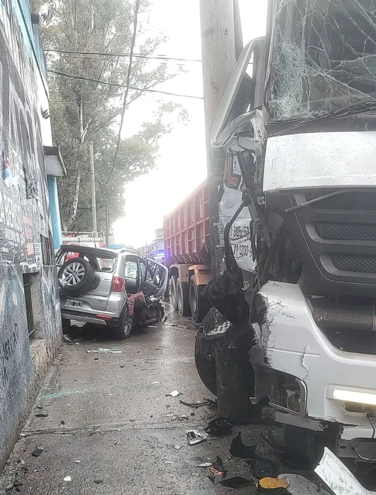 Choque entre un auto y un camión en Villa Albertina, donde dos personas quedaron atrapadas. Choque entre un auto y un camión en Villa Albertina, donde dos personas quedaron atrapadas.