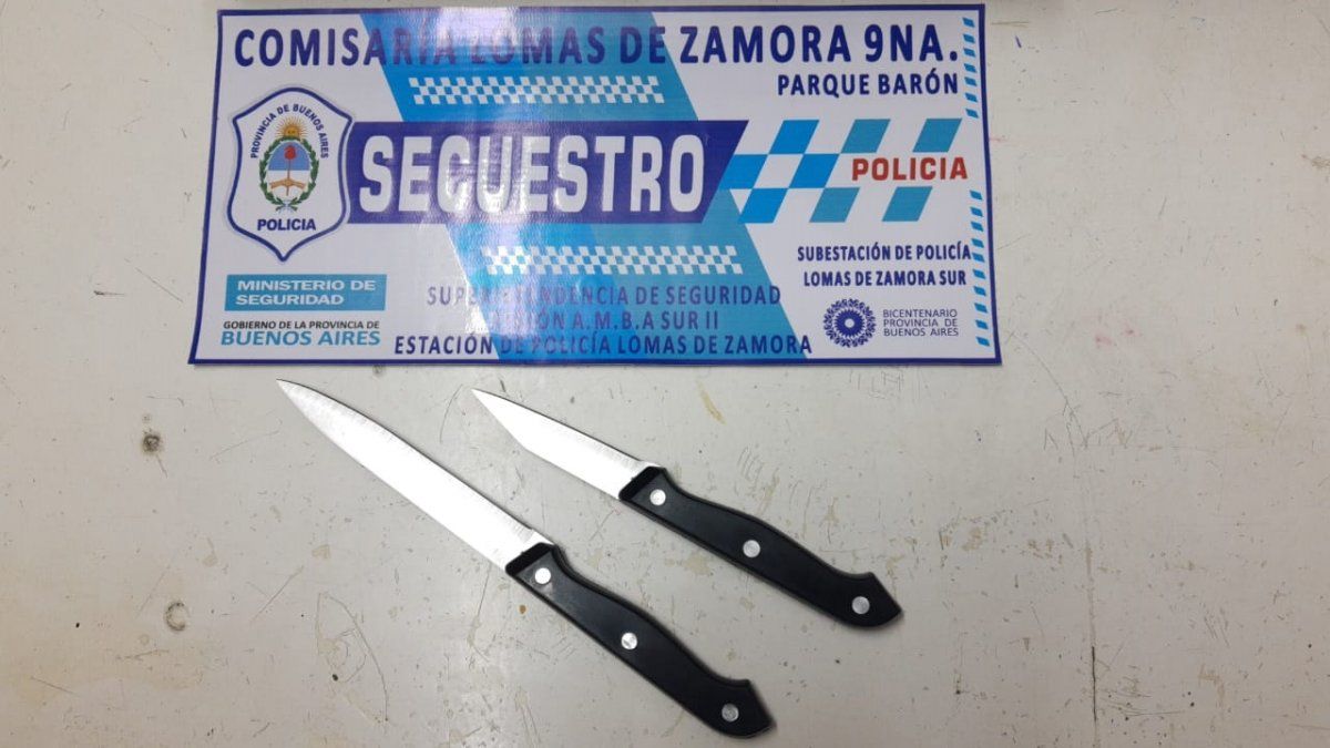 Cuchillos incautados a los delincuentes tras el intento de robo en Lomas de Zamora.