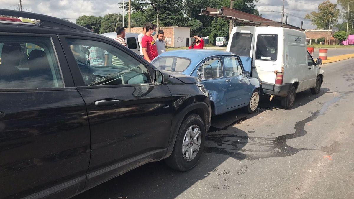 Triple choque entre dos camionetas y un auto en Burzaco