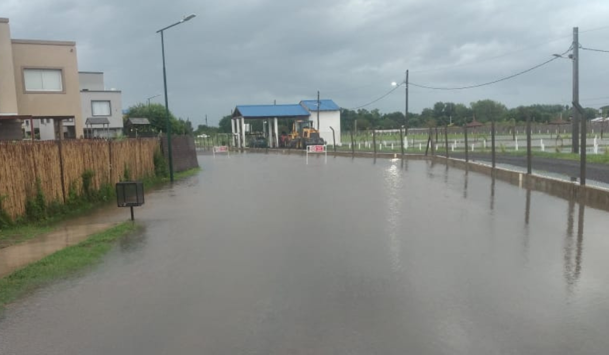 Uno de los anegamientos en el barrio Laguna Azul en la localidad de Spegazzini en Ezeiza.