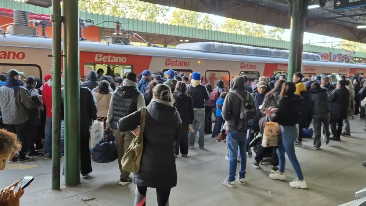 Los ramales Korn, Ezeiza y Bosques vía Temperley del Tren Roca circulan con demoras durante la mañana de este jueves debido a un incidente ocurrido en Lomas de Zamora. Los ramales Korn, Ezeiza y Bosques vía Temperley del Tren Roca circulan con demoras durante la mañana de este jueves debido a un incidente ocurrido en Lomas de Zamora.