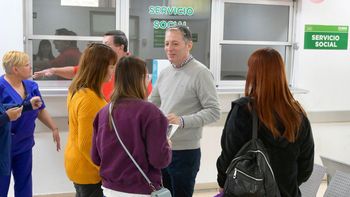 Fernando Gray recorrió el Hospital Municipal Santamarina y saludó a las madres