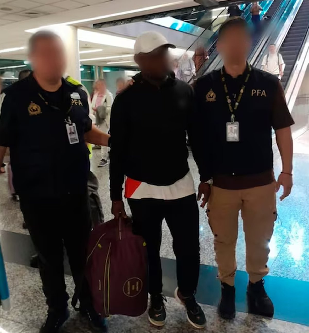El ciudadano nigeriano fue detenido en el Aeropuerto de Ezeiza. El ciudadano nigeriano fue detenido en el Aeropuerto de Ezeiza.