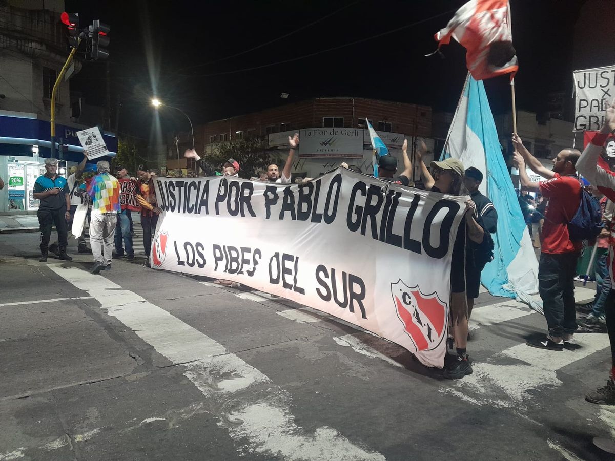 Organizaciones, vecinos y amigos se acercaron a la Plaza Mariano Moreno para acompañar y celebrar el regreso de Pablo Grillo tras meses de movilización.