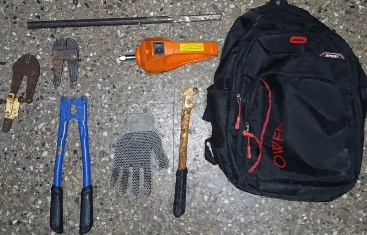 Las herramientas confiscadas del hombre de Villa Fiorito.