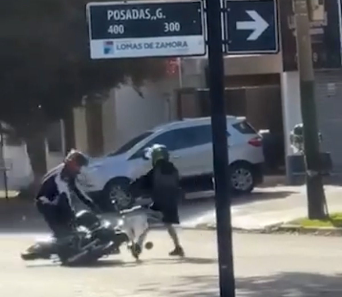 Momento del ataque en el centro de Lomas de Zamora, el que el motociclista fue interceptado por dos delincuentes y recibió un disparo en la pierna. Momento del ataque en el centro de Lomas de Zamora, el que el motociclista fue interceptado por dos delincuentes y recibió un disparo en la pierna.