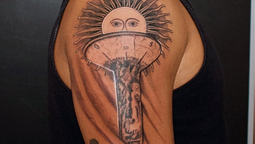 Un joven de Monte Grande se tatuó el tanque de la estación como símbolo de identidad