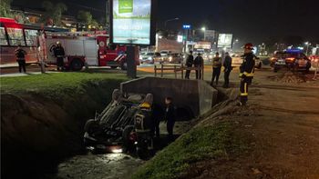 Canning: demoras en el tránsito porque un auto cayó a la zanja frente a Toscas Shopping
