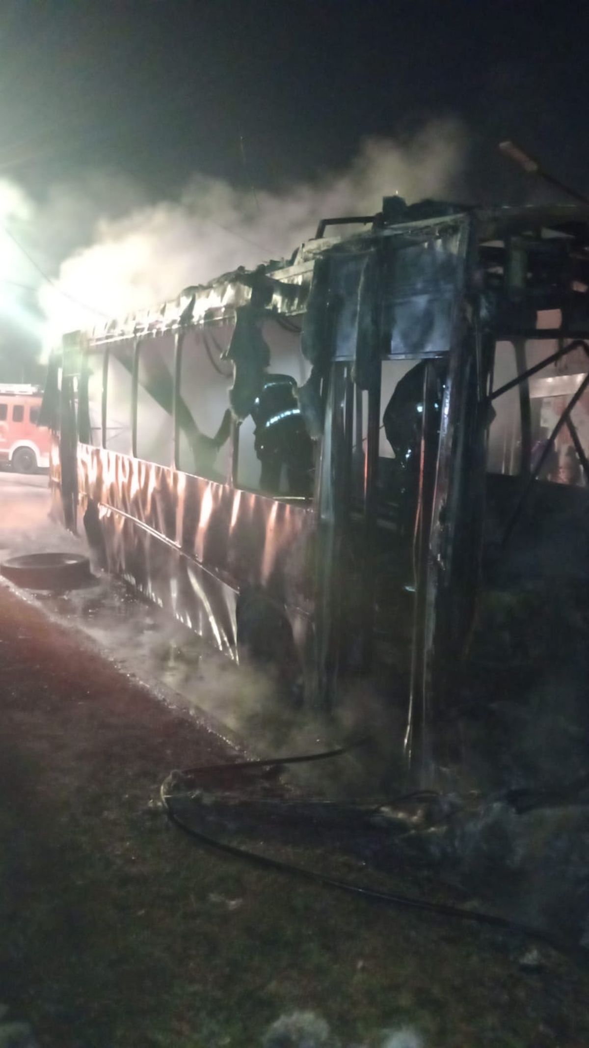 Un colectivo y un auto se prendieron fuego en un choque en Lomas: hay un herido