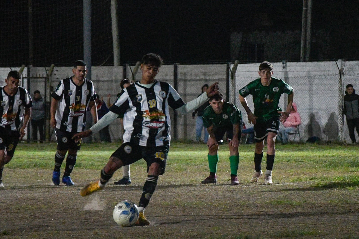 El Club Defendores de Domselaar inauguró la obra con un partido nocturno. 