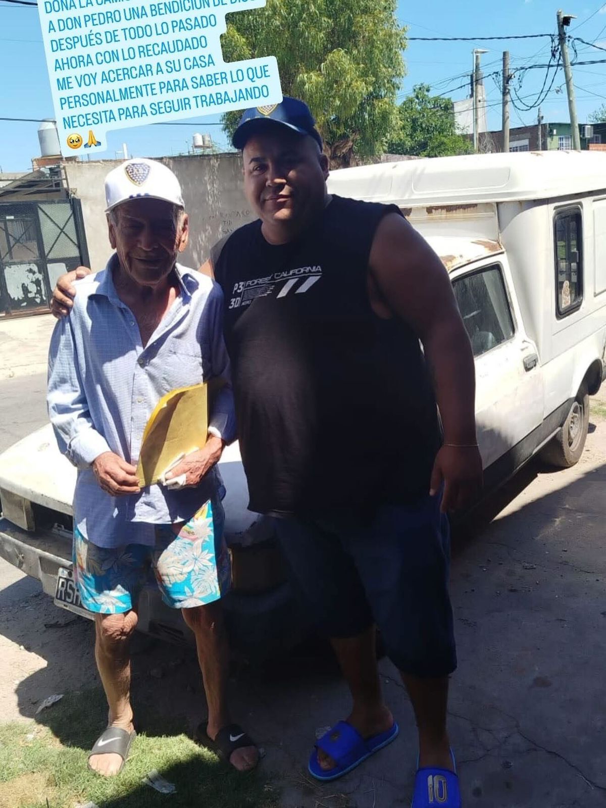 El momento en que Pedro Quintana recibe la camioneta donada para poder volver a trabajar tras el incendio.