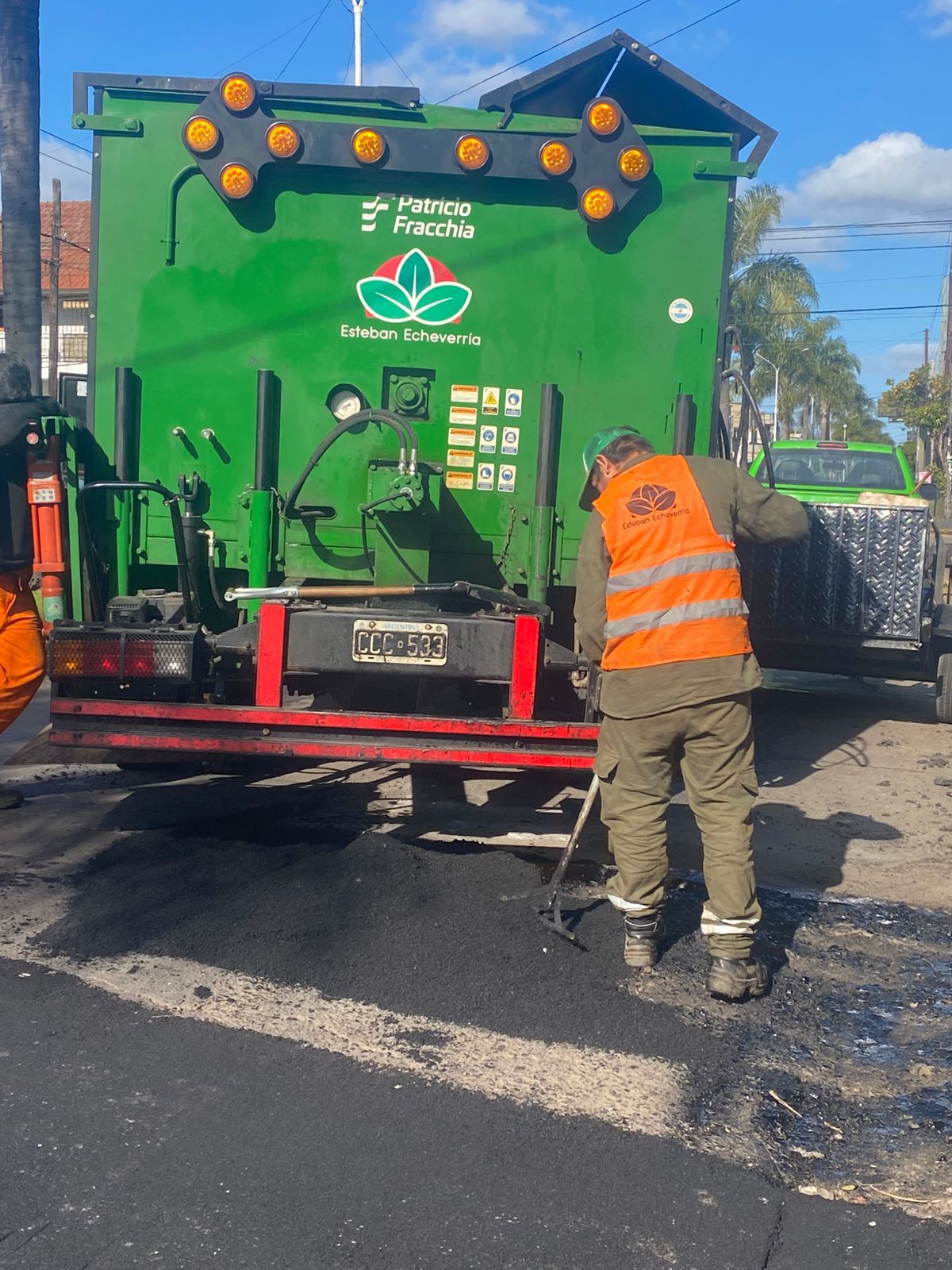 Los trabajos de las cuadrillas sobre la calle Alem en Monte Grande.