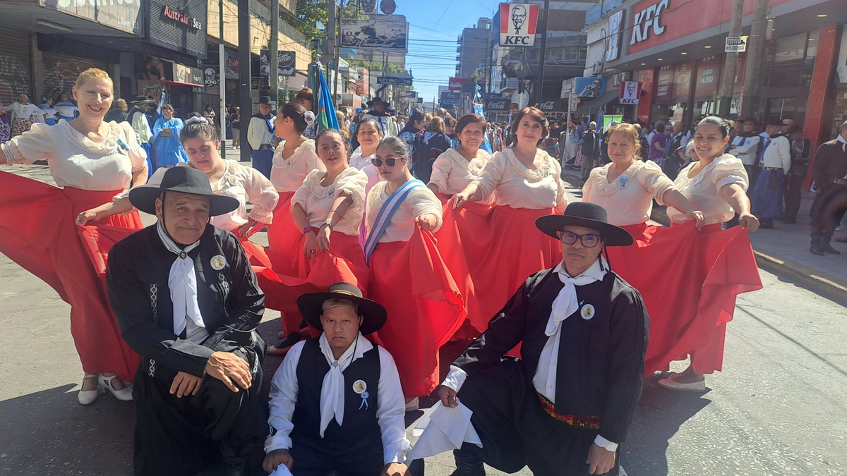 Los bailarines de &ldquo;Vida y Alma&rdquo; en el desfile de centros tradicionalistas 2025.&nbsp;