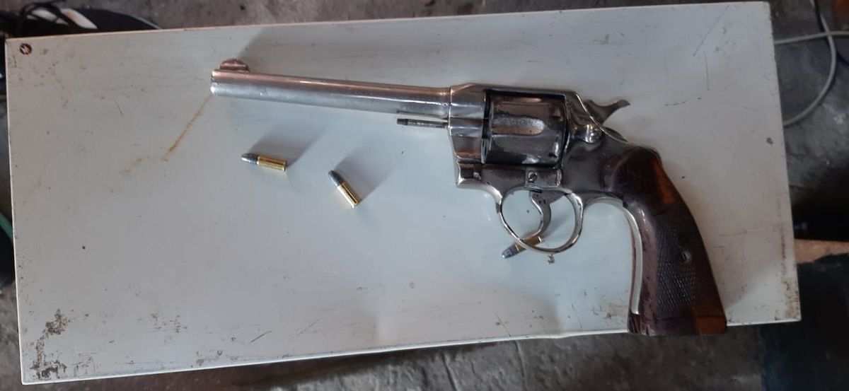 Arma incautada a uno de los detenidos por el homicidio.