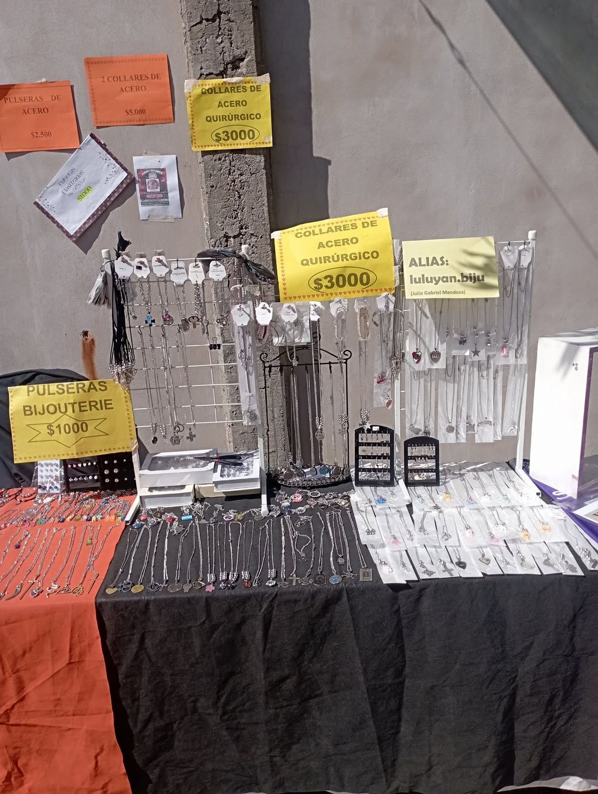 El puesto de bijouterie de Gabriel Martinez en la feria de Esteban Echeverria, reinventándose tras perder su empleo formal. El puesto de bijouterie de Gabriel Martinez en la feria de Esteban Echeverria, reinventándose tras perder su empleo formal.