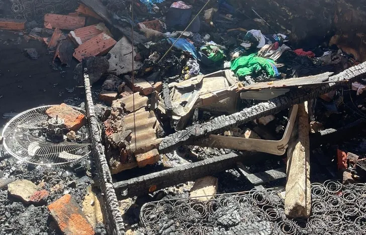 La casa quedó destruida por las llamas en Lomas. La casa quedó destruida por las llamas en Lomas.