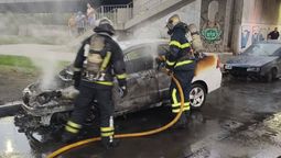 lomas de zamora: auto se prendio fuego en ingeniero budge