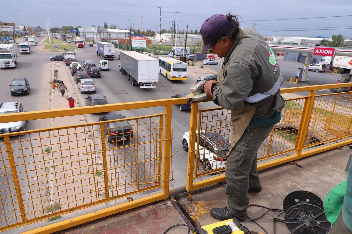 Esteban Echeverría: realizan trabajos de reparación de puentes peatonales en Camino de Cintura