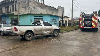 Almirante Brown: un vehículo impactó contra un poste de luz tras un choque