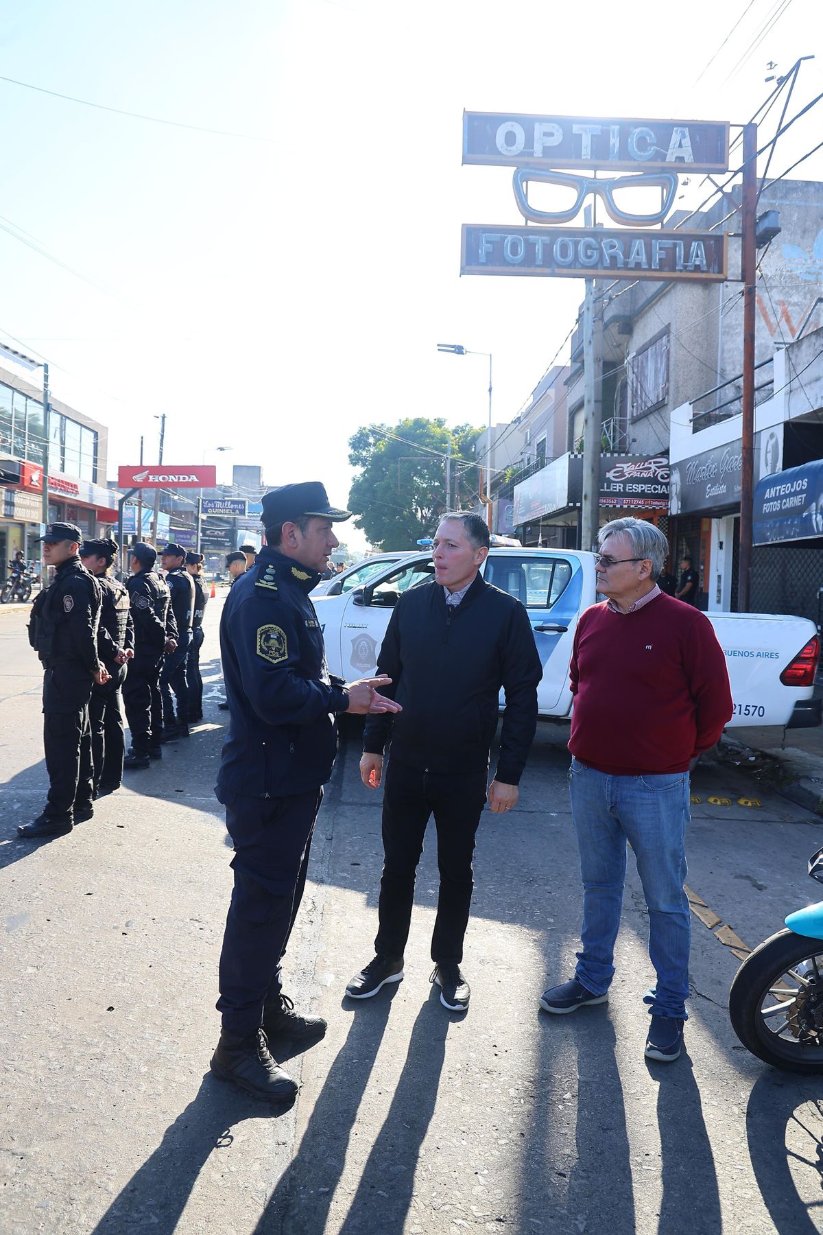 El intendente Fernando Gray presenció el operativo de seguridad en Luis Guillón. 