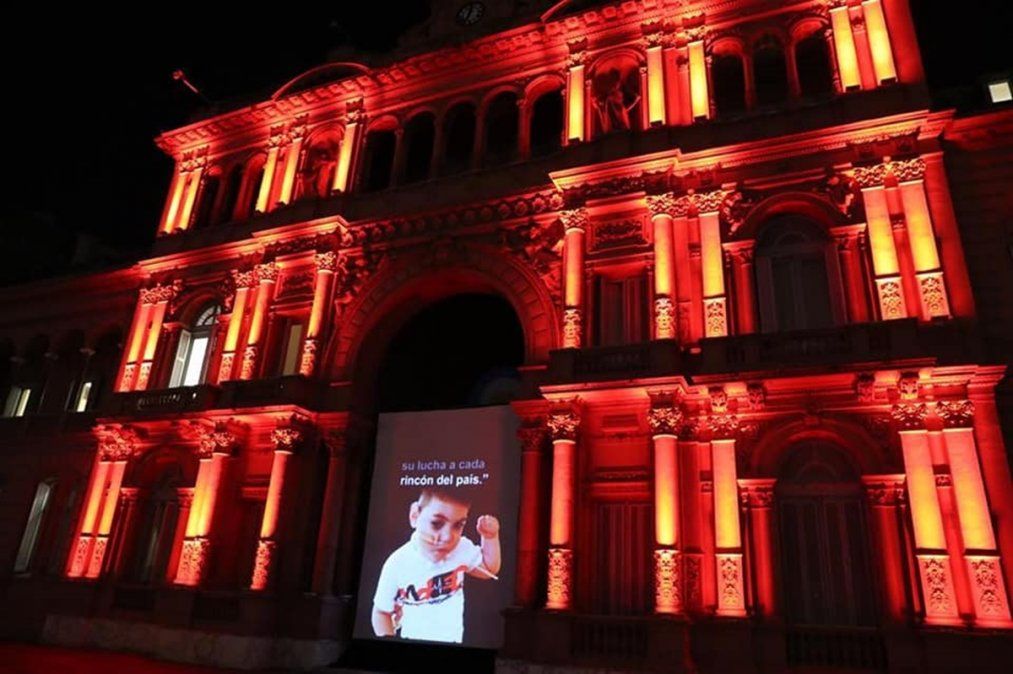 La Casa Rosada se iluminó de rojo y proyectó imágenes de Joaquín Stefanizzi.
