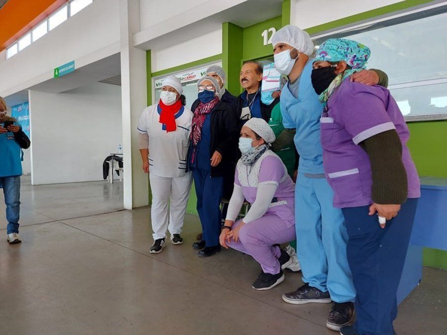 El personal de salud de Lomas de Zamora se sacó fotos con Antonio Ríos.