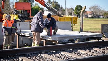Tras el pedido de vecinos en Alejandro Korn, construyen un nuevo paso peatonal sobre las vías del Tren Roca