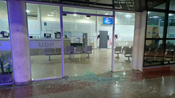 balearon la entrada de un hospital en el conurbano y generaron panico