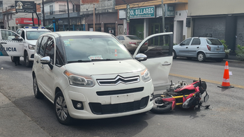 Accidente en Monte Grande: un motociclista hospitalizado tras chocar con un auto