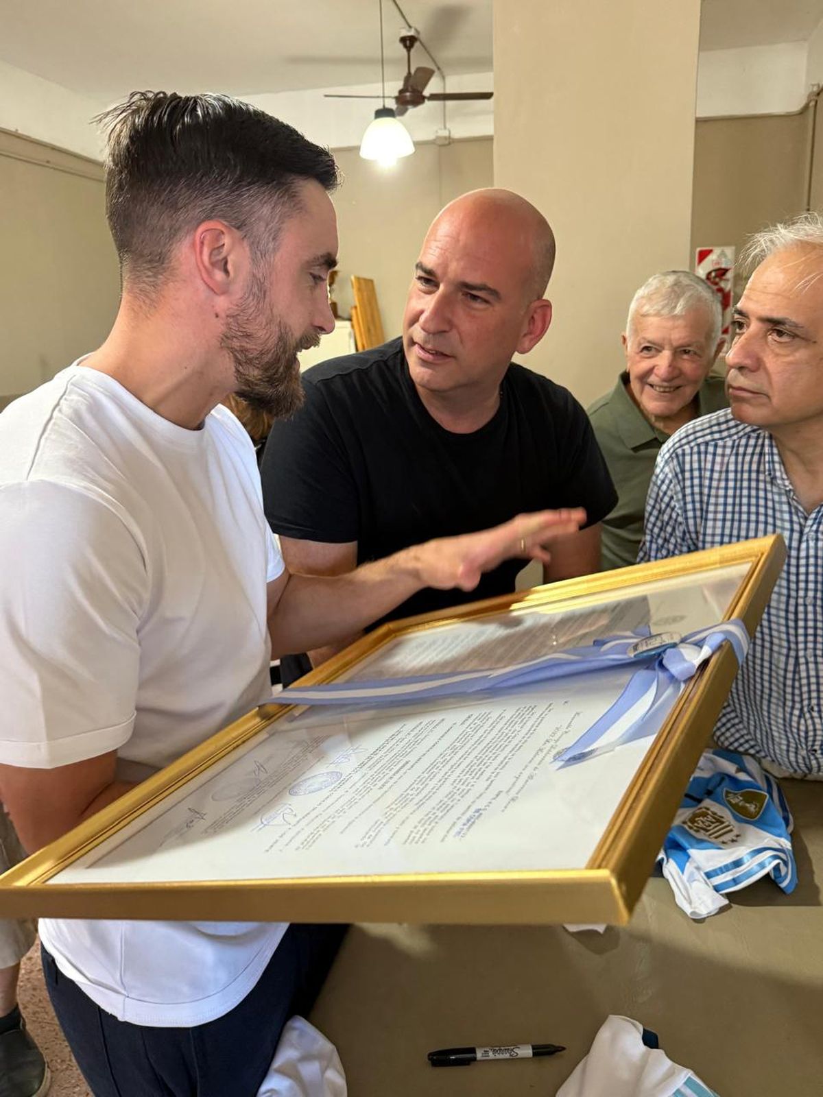 Nicolás Tagliafico volvió a su club de Almirante Brown y lo declararon ciudadano ilustre