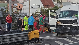 grave accidente en la autopista 25 de mayo: 19 heridos por el choque de una combi contra un guardarrail