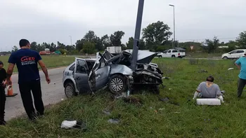 Choque fatal en la Ruta 6: una mujer murió tras impactar contra un poste