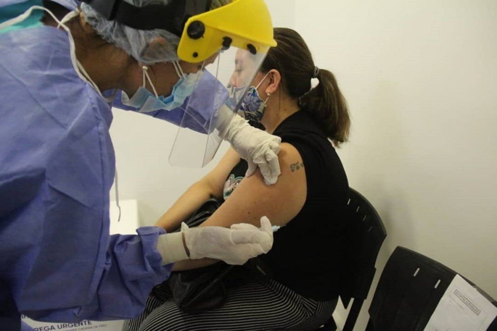 Aplicación de la vacuna rusa contra el coronavirus en Lomas de Zamora. Ahora podrán recibirla los mayores de 60 años.