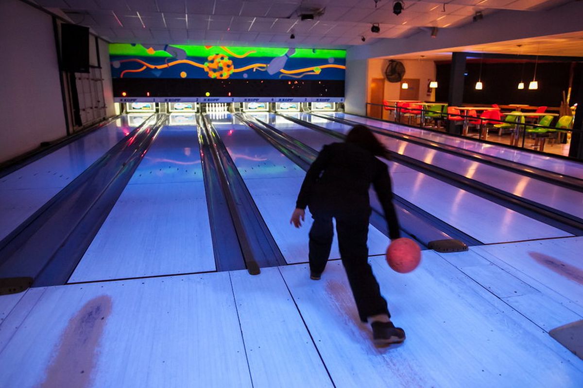 Orbit Bowling abrió en el primer piso del Boulevard Shopping de Adrogué y funciona con pistas renovadas, mesas de pool y juegos electrónicos.