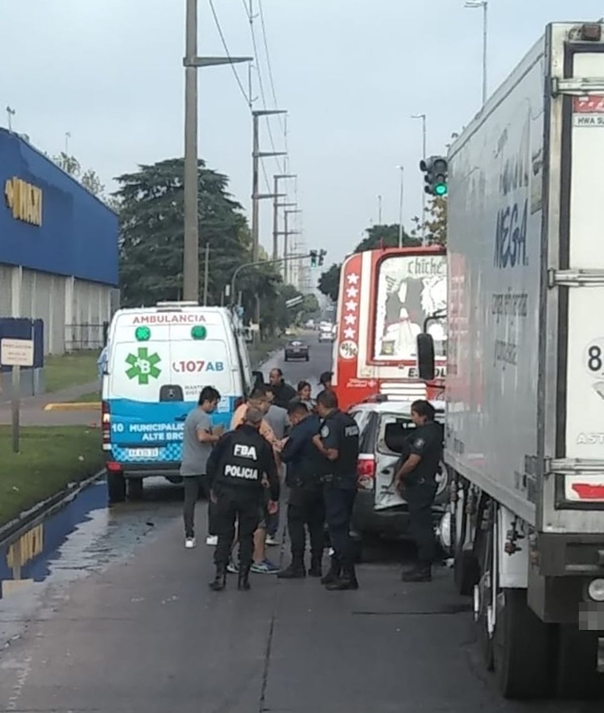 Policía, Bomberos y personal de salud trabajan en el lugar del choque.