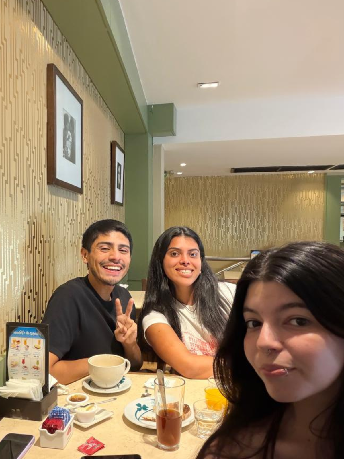 Camila Corona contó que su grupo de amigos suspendió la salida del Día del Amigo porque, además del bajón por la final del Mundial, el costo de una cena hacía difícil organizar el encuentro. Camila Corona contó que su grupo de amigos suspendió la salida del Día del Amigo porque, además del bajón por la final del Mundial, el costo de una cena hacía difícil organizar el encuentro.