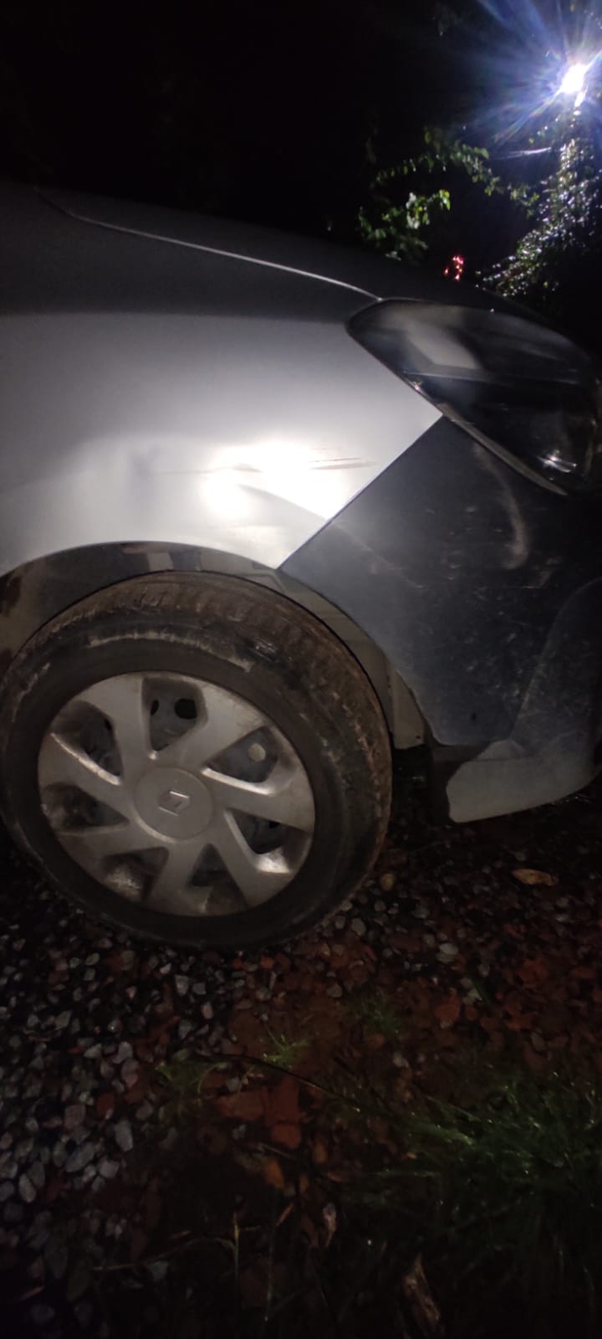 El veh&iacute;culo de traslado sufri&oacute; da&ntilde;os en la parte delantera.