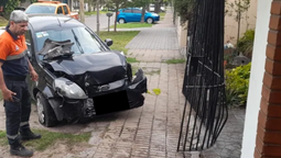 un auto perdio el control y choco contra la reja de una casa en lomas