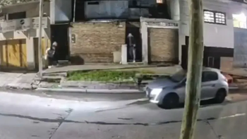 Le robaron a una familia en Lanús cuando llevaban al hijo a un cumpleaños