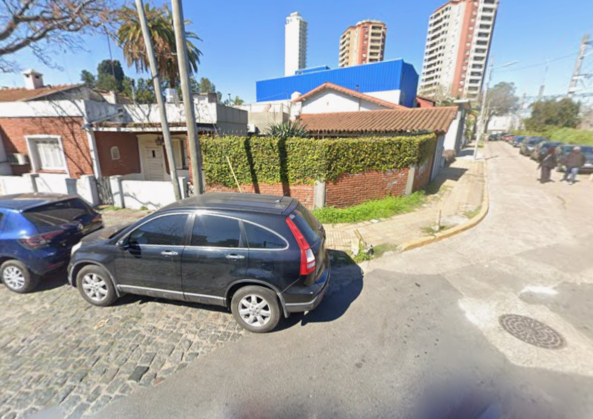 Obras de AySA en la intersección de Juncal y Pasaje Allemandri, en Temperley, donde realizan la renovación de una cañería clave de la red de agua.