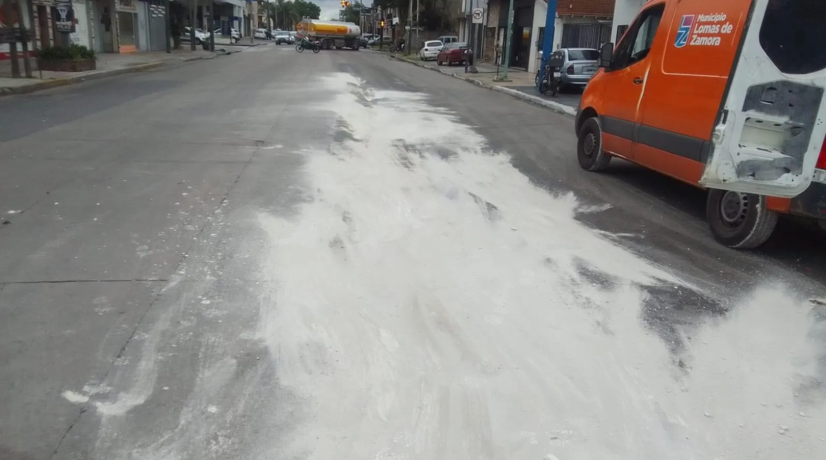 El derrame de combustible en Temperley fue removido con cal por Defensa Civil. El derrame de combustible en Temperley fue removido con cal por Defensa Civil.