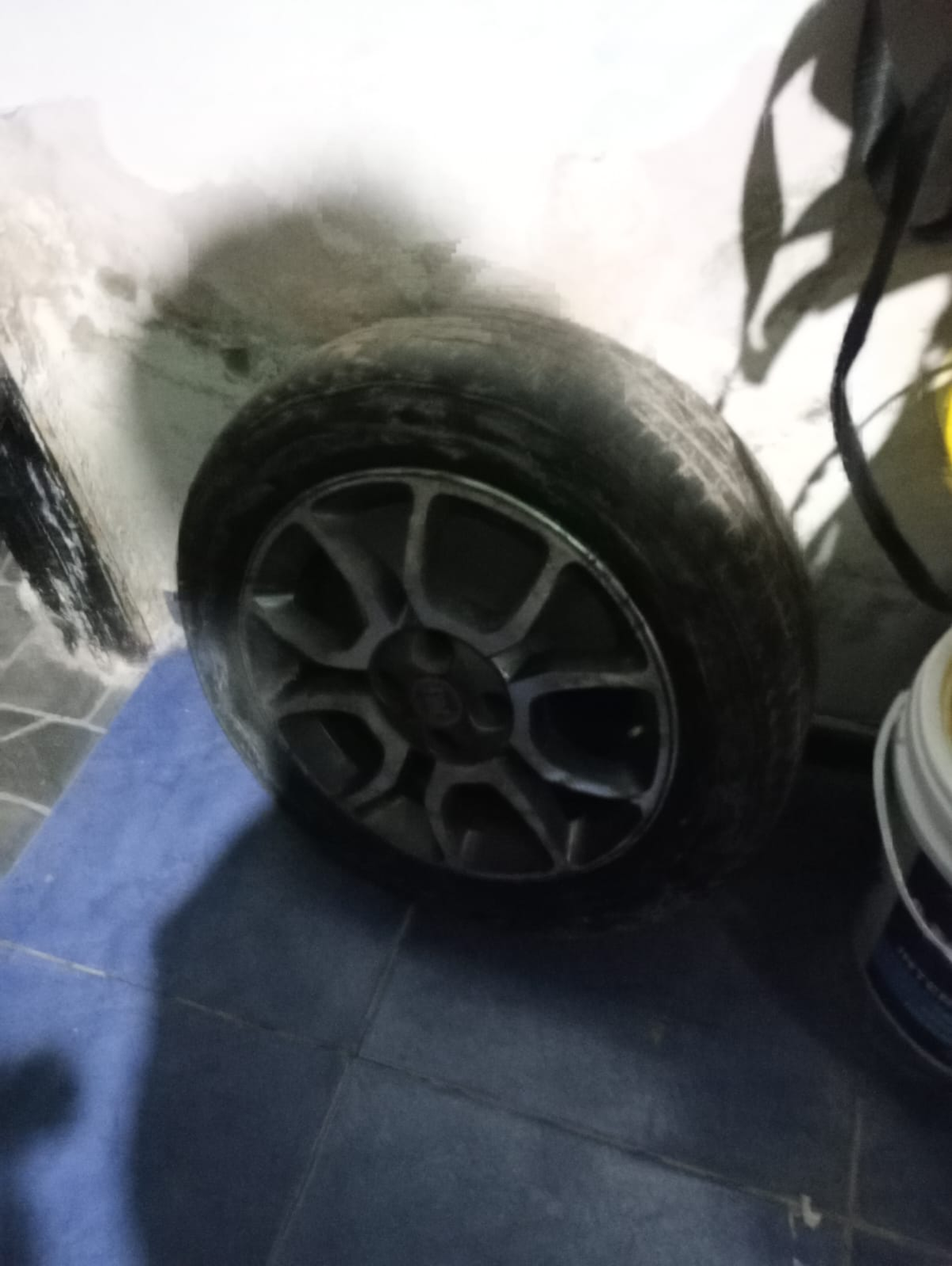 Entre los objetos incautados se encuentran una rueda con llanta de aleación y cubierta y una rueda con el logo de Fiat.