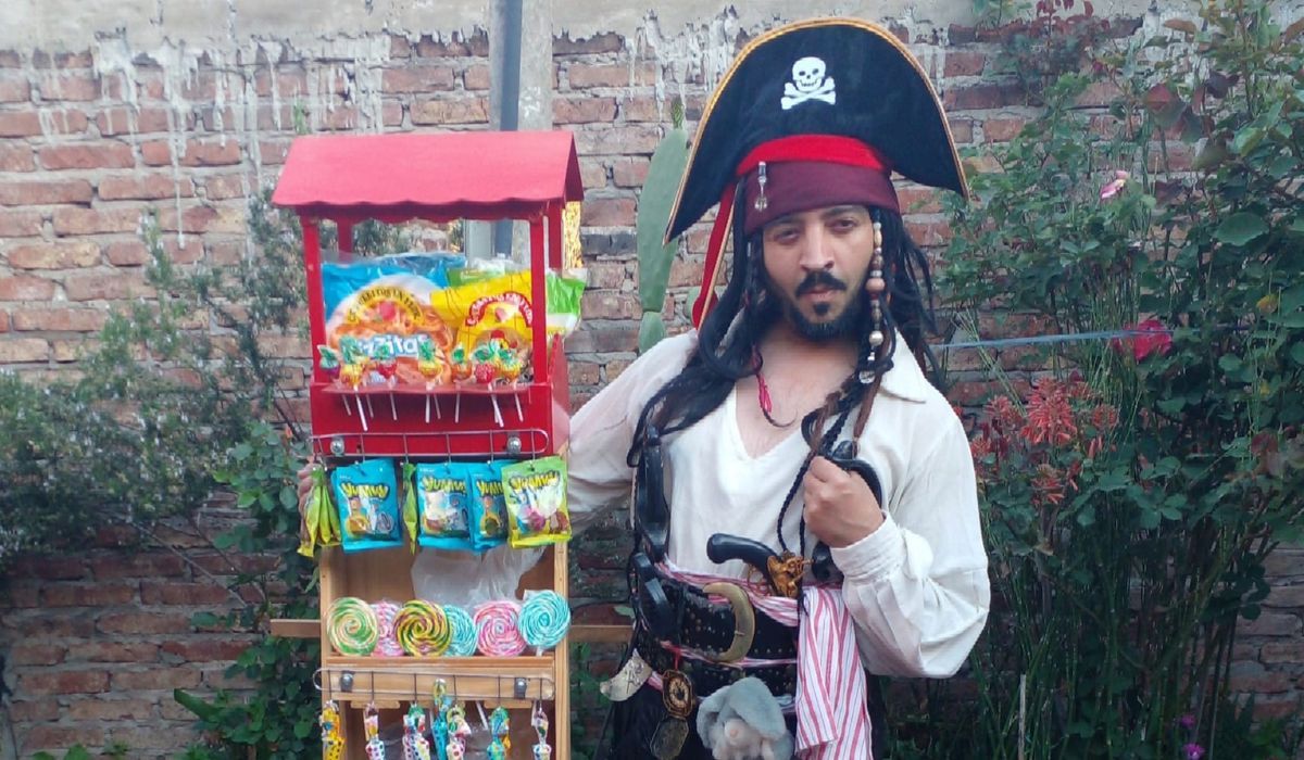 El Jack Sparrows de Monte Grande que se dedica a vender golosinas