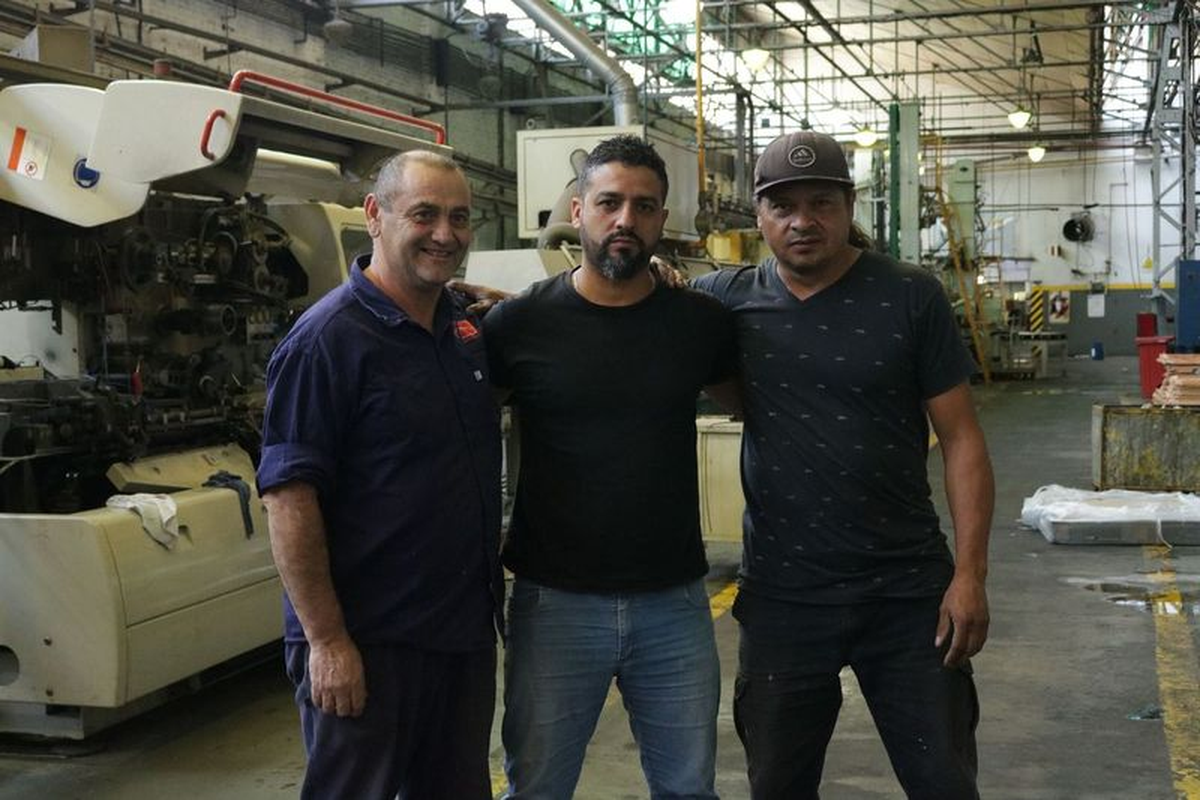 Nicol&aacute;s Macchi (en el medio) junto a dos de sus compa&ntilde;eros.