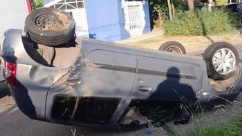 Choque y vuelco en Monte Grande: una mujer fue trasladada al hospital