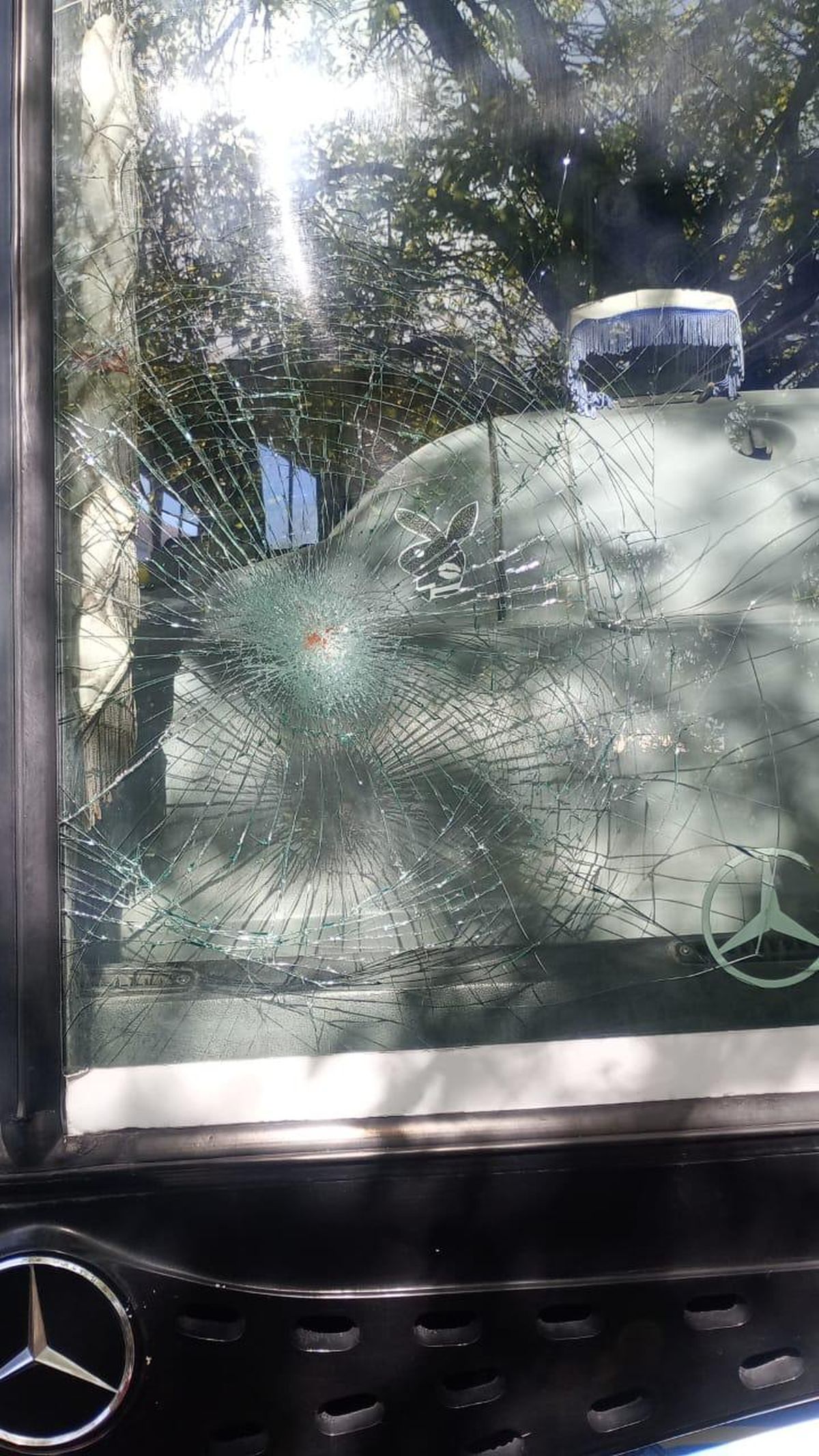 La mujer golpeó con un ladrillo parte del parabrisas del colectivo de la Línea 544 en Lomas. 