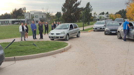 Un country de Canning está sin luz hace tres días: los vecinos retienen a la cuadrilla en conflicto con Edesur