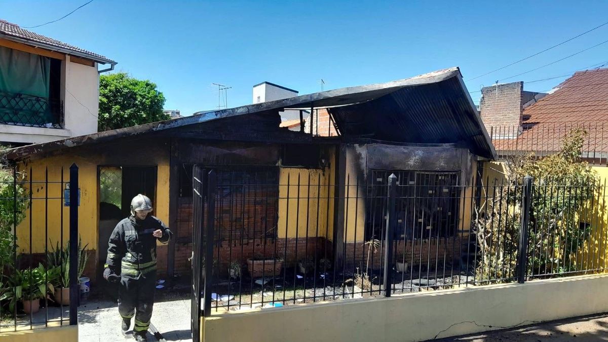 Los bomberos asistieron a la mujer que se encontraba dentro de la vivienda, que no presentó heridas graves. 