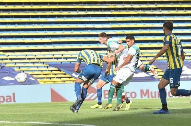 El impacto de cabeza de Julián Eseiza para poner el 1 a 0 de Banfield frente a Rosario Central.